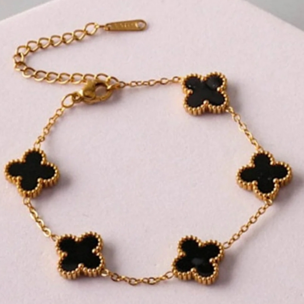 Elegant Gold and Black Clover Bracelet - Picture 3 of 3